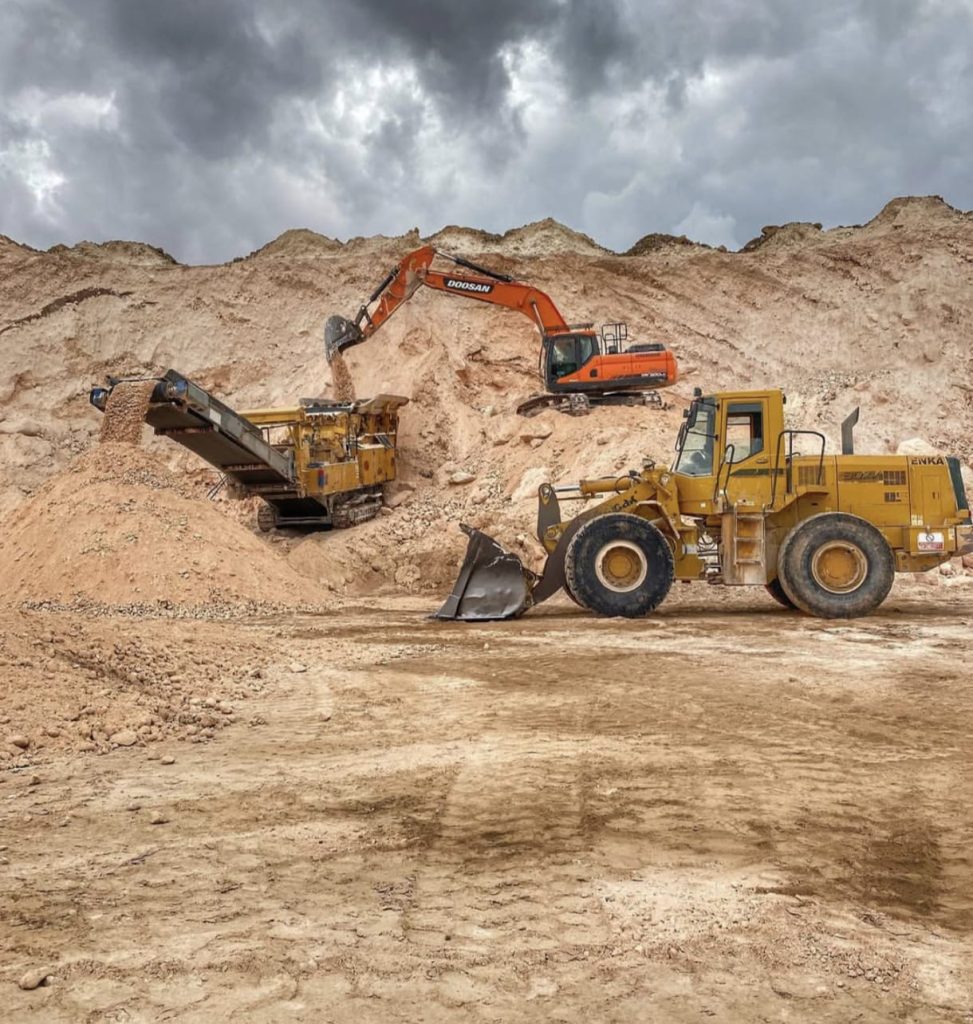 Mardin-Martac-Mobil-Konkasör Mardin’de faaliyet gösteren Martac Hafriyat firmasına ait mobil konkasör; taş, mıcır ve inşaat atığı kırma işlemleri için kullanılan iş makinesi