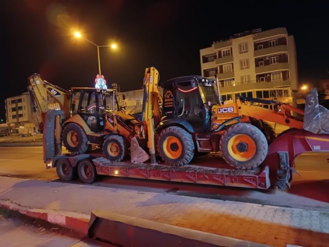 Mardin Martaç hafriyat iş makineleri, taş ve kum taşıma için gece saatlerinde tır üzerinde taşınıyor.