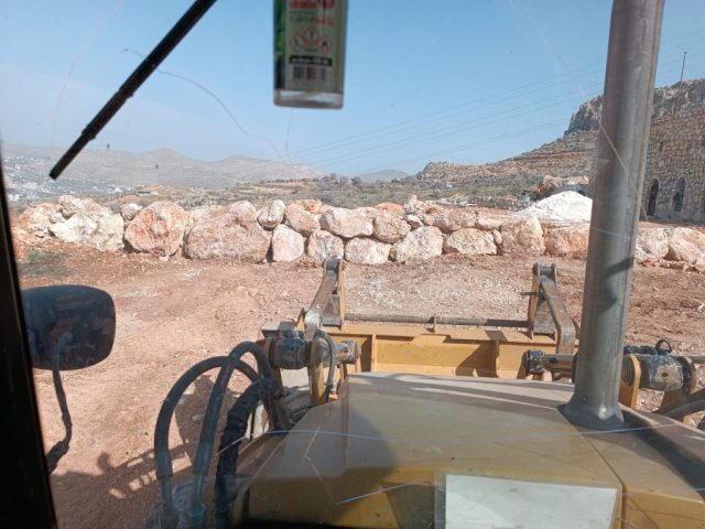 Yeni inşa edilen taş duvar öncesi uygulanan martaç hafriyat kazısı.