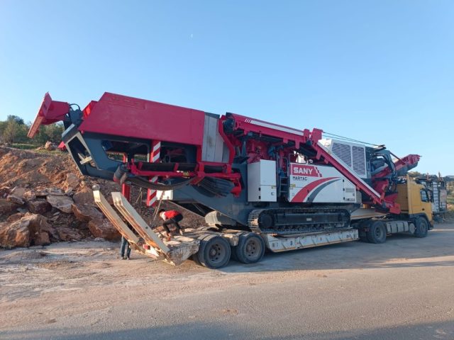 Mardin'de hafriyat sahasında mobil kırıcı makinesinin tıra yüklenme anı – martaç hafriyat, kum ve mıcır işleri için ekipman taşıma