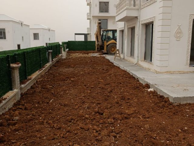 Mardin’de yeni yapılan bir binanın ön cephesinde gerçekleştirilen martaç hafriyat çalışması ve peyzaj öncesi zemin hazırlığı.