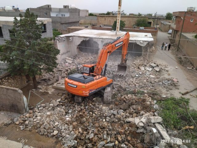 Mardin'de eski yapı yıkımı sırasında martaç hafriyat çalışması yapan iş makinesi – inşaat öncesi saha temizliği ve moloz kaldırma