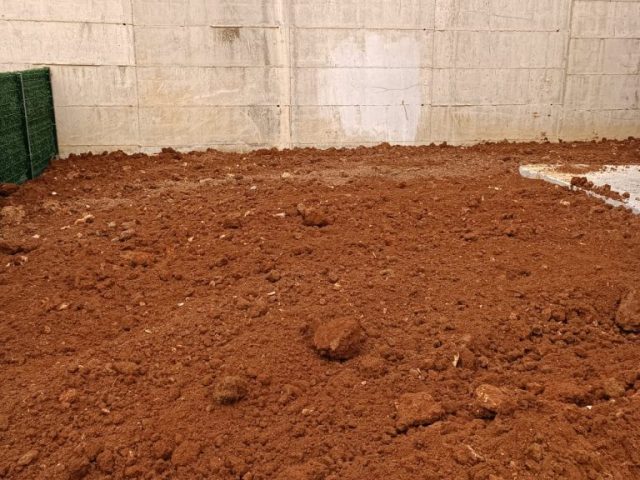 Mardin'de martaç hafriyat sonrası peyzaj düzenlemesine hazır hale getirilmiş düz zemin – kum ve mıcır serimi öncesi arazi.