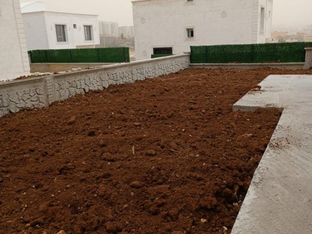 Mardin'de yeni yapı çevresinde martaç hafriyat ile düzlenmiş zemin, kum ve mıcır serimine hazır peyzaj alanı.