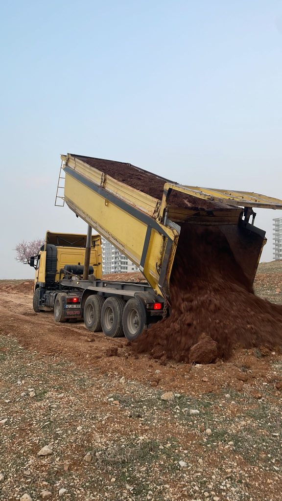 Martaç Madencilik’in Mardin’deki hafriyat çalışmalarında kullandığı kamyon