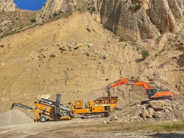 Mardin'de kaya kırma ve martaç hafriyat çalışmaları sırasında kullanılan iş makineleri.
