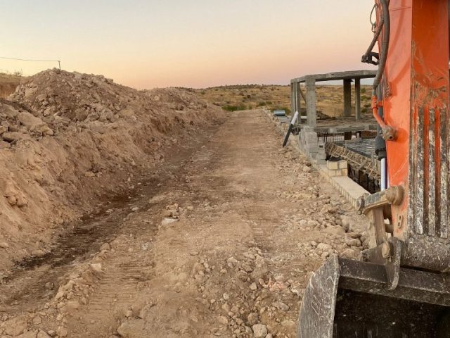 Mardin’de yeni yapılan inşaat yolu için zemin hazırlığı ve martaç hafriyat çalışması.