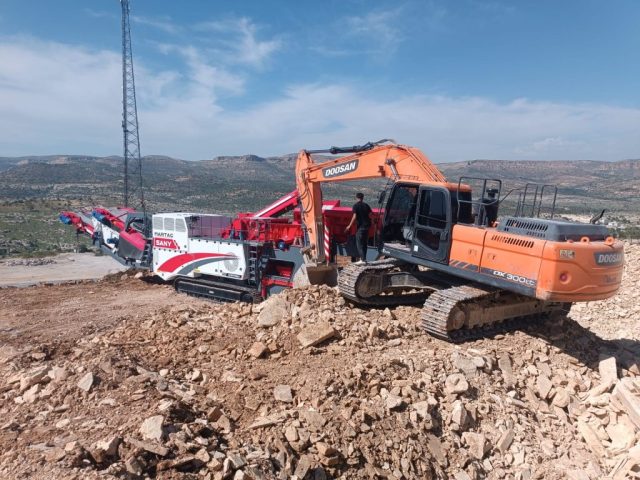 Mardin’de martaç hafriyat işlemleri için kaya ve taş kırma makinesiyle çalışan iş makinesi.