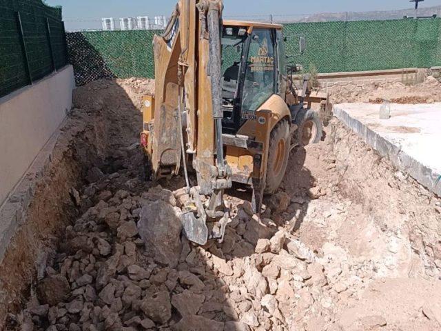 Mardin’de Martaç Hafriyat kazıcı makinesi ile taşlı zeminde kum ve mıcır dolgu için hafriyat çalışması yapılıyor.