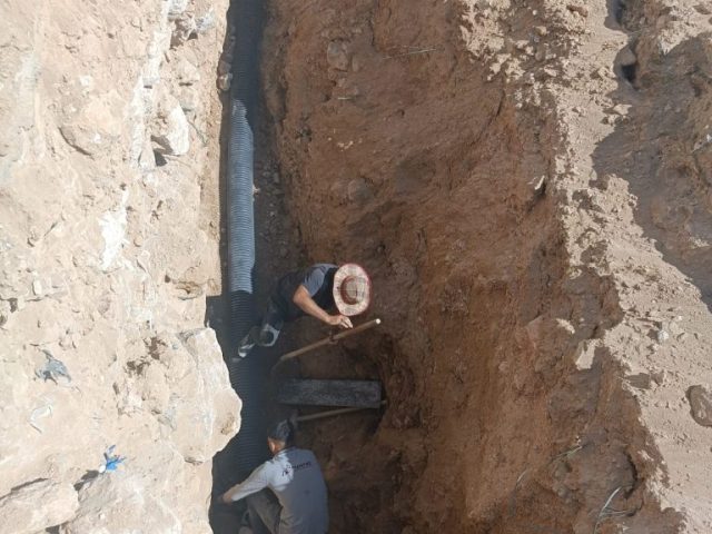 Martaç hafriyat ekibi mardin’de taş duvar etrafında kum ve mıcır dolgu çalışması gerçekleştiriyor.