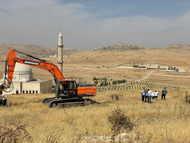 Mardin bölgesinde Martaç firmasına ait hafriyat iş makinesi, taş ve kum taşımada aktif şekilde çalışıyor.