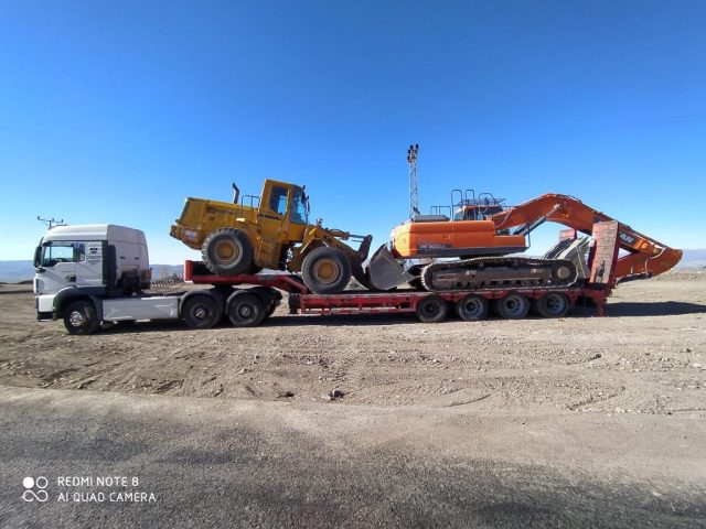 Martaç hafriyat mardin’den taş duvar ve hafriyat ekipmanları kamyona yükleniyor, kum ve mıcır nakliyesi için hazır.