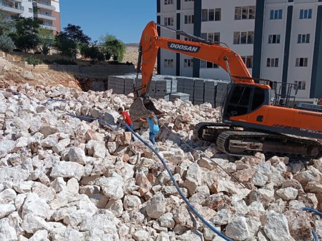 Mardin Martaç hafriyat hizmeti, taş ve kum taşıma işlemleriyle inşaat sahasında yoğun taş duvar çalışması.
