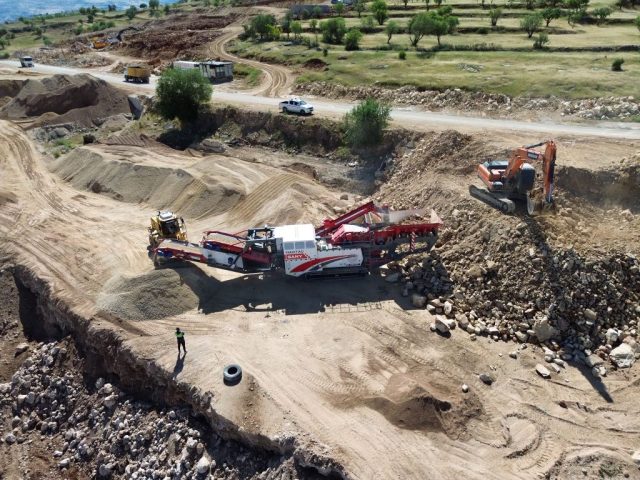 Hafriyat ve mıcır işlerinde kullanılan Mardin Martaç iş makineleri, taş ve kum sahasında verimli çalışma.