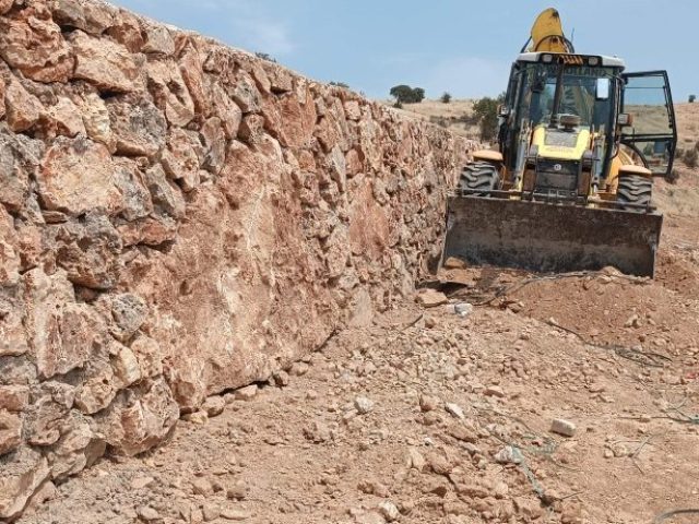 Taş duvar yapımı ve hafriyat işleri için Mardin Martaç firmasına ait iş makineleri, kum ve mıcır nakliyesinde aktif.