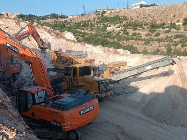 Mardin Martaç hafriyat alanında taş kırma, kum ve mıcır işleme faaliyetleri için kullanılan ağır iş makineleri.
